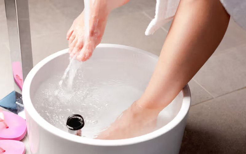How do Foot soaks & Bath-Salts help?